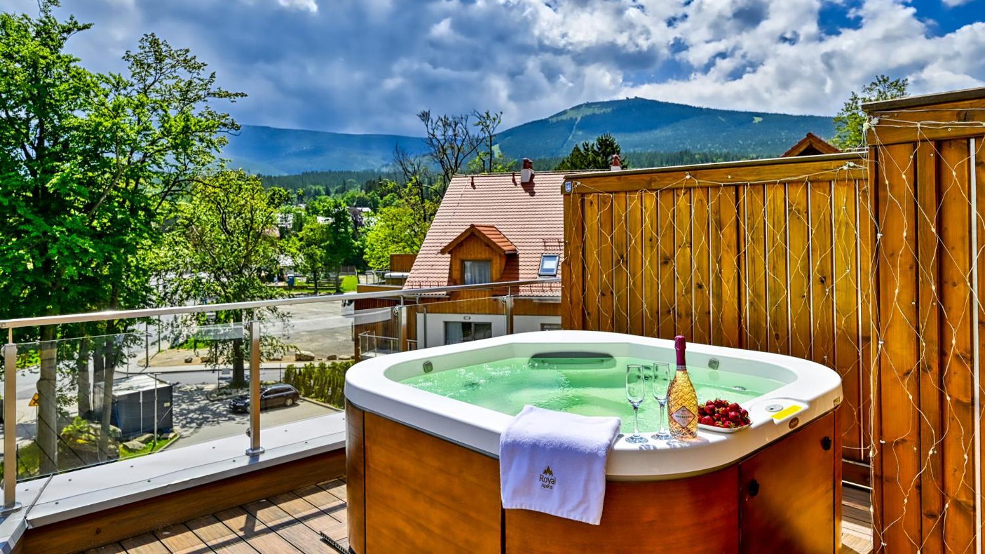 Royal Prestige Collection Z Prywatnym Jacuzzi - Stone Hill Resort Z Basenem I Saunami ชกลาร์สกา ปอเรมบา ภายนอก รูปภาพ